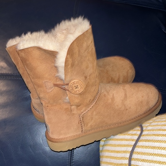 Uggs size 8 - Picture 3 of 7
